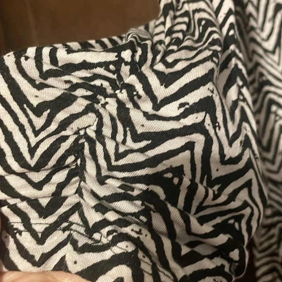 Geometric design womens shirt top size large v bottom and gathering on sleeves - Picture 3 of 5